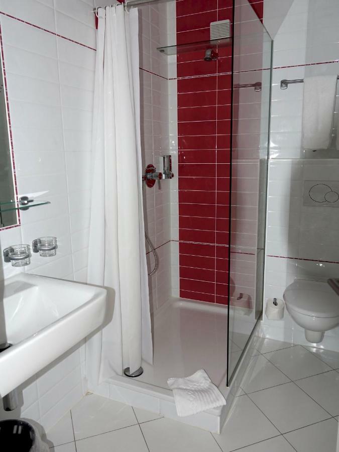 Stadthotel Langenfeld ลังเงนเฟลด์ ภายนอก รูปภาพ